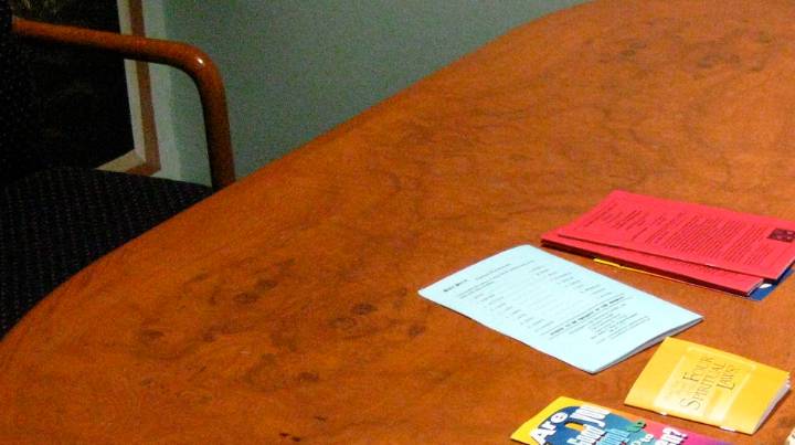 Mennonite Man Leaves Generous Tip of Two Gospel Tracts