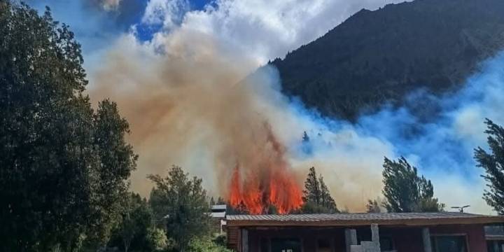 Continúan los incendios en Epuyén: ya hay 60 hectáreas afectadas y se desplegó un operativo con más de 150 brigadistas