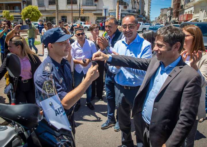 Kicillof en Azul: El gobernador inauguró la nueva sede de una comisaría y entregó patrulleros