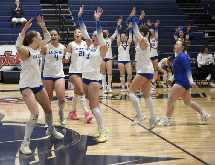 La Center volleyball stays unbeaten, sweeps Seton Catholic in district semifinals