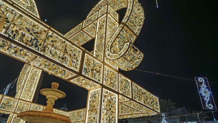Un cielo de luces en la plaza de España: así ha arrancado la Navidad en Badajoz