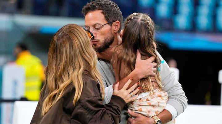 Mike McDaniel says family time, a chance for rest and a Dolphins' winning streak align perfectly