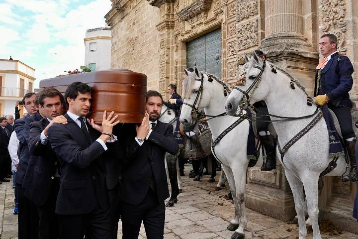 Jerez despide a Álvaro Domecq Romero con un emotivo funeral ecuestre entre figuras del toreo
