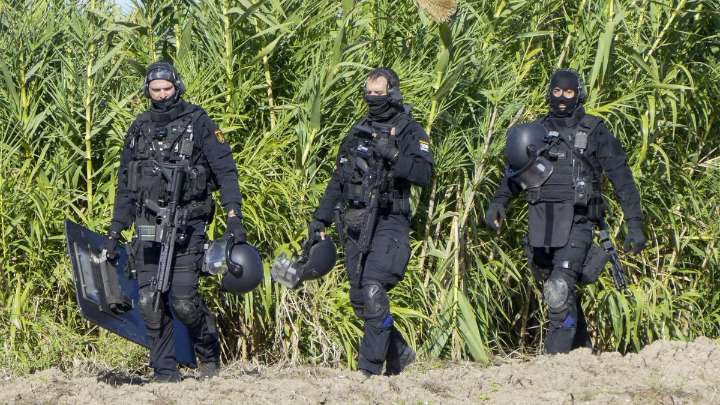 Habla uno de los policías tiroteados por los narcos en Isla Mayor: "Nos gritaban: Por ahí van los perros, mátalos, mátalos"