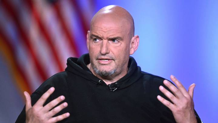 Senador demócrata de Pensilvania regresa a casa tras caída que lo llevó al hospital