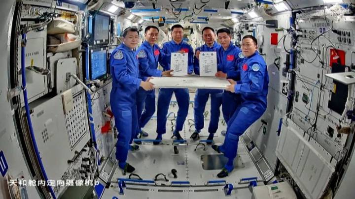 Retrasan regreso a la Tierra de astronautas chinos por temor a que la nave espacial haya sido dañada por escombros