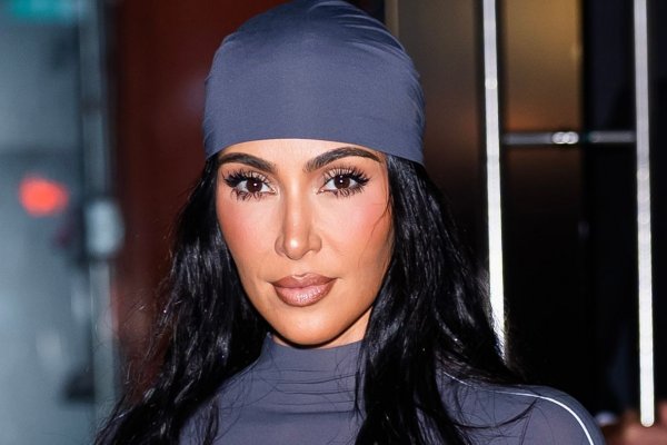 Nunca había visto a Kim Kardashian llevar un peinado tan fantasioso