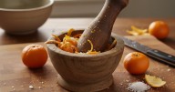 Triturar cáscaras de naranja con sal: por qué recomiendan hacerlo