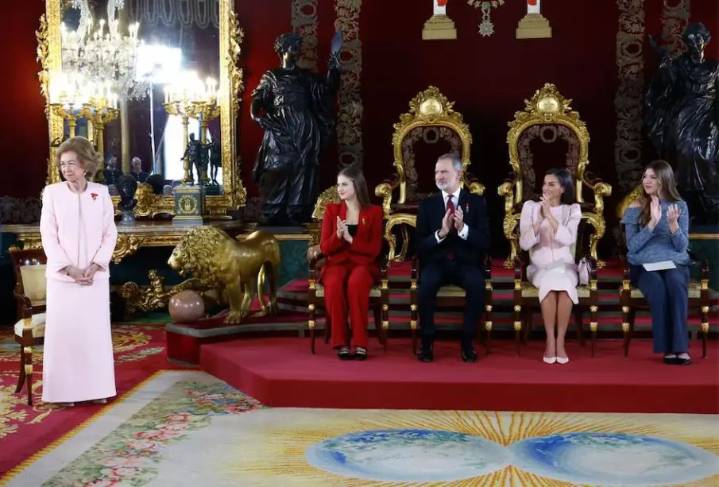 Gestos ocultos de la Familia Real: La Princesa Leonor protege a Letizia, no al revés