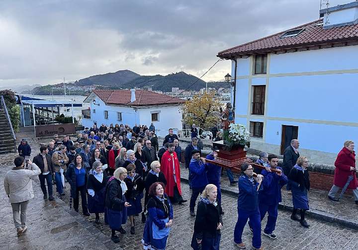 Castro Urdiales celebra San Andrés entre lluvia, sol y, como es obligado, caracoles