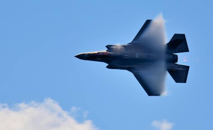 F-35 y B-52 sobrevuelan el Caribe antes de declarar terrorista al Cártel de los Soles