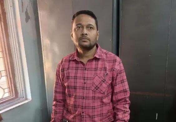 Senior Revenue Assistant Caught Taking Bribe In Odisha; Throws Cash Into Office Dustbin