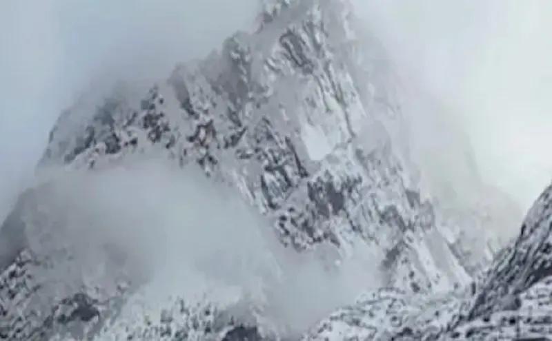 Severe Cold Hits Uttarakhand as Fresh Snowfall Blankets Badrinath and Kedarnath, Affecting Pilgrimage Amid Weather Changes