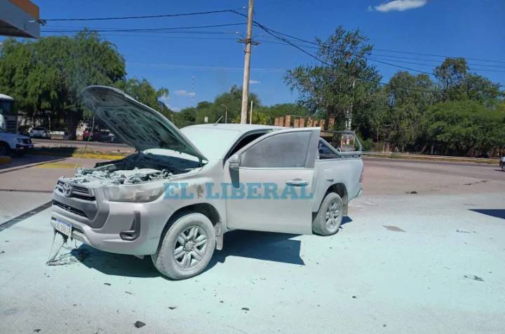 Preocupación: una camioneta se prendió fuego en una estación de servicio de la Ruta 9