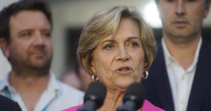 ¿Estaba enojada?: El inesperado gesto de Matthei a la prensa tras derrota en la elección presidencial