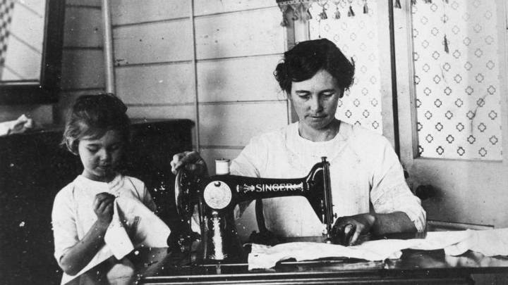 La Singer llega a Cilleros y Correos estrena edificio: 1928, un año de revolución en Cáceres