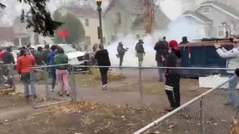 Agentes federales se enfrentan a manifestantes con gas lacrimógeno en Minnesota