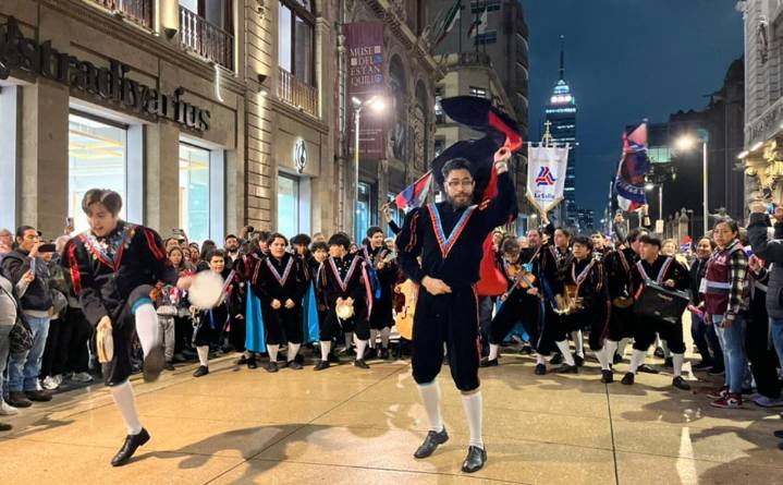 Guitarras y panderetas resuenan en el Centro Histórico durante el encuentro de estudiantinas