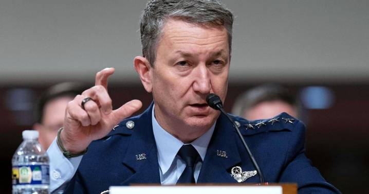 Jefe militar de EEUU visita tropas en el Caribe mientras Trump aumenta presión sobre Venezuela