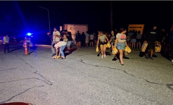 Laguna Paiva: un camión con pollos volcó y más de 300 personas saquearon la mercadería