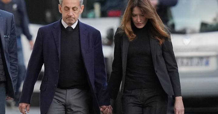 Sarkozy sale de prisión en espera de apelación en caso de conspiración