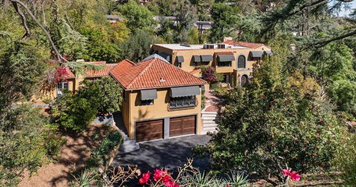 All Signs Point to a Mediterranean Estate in Mt Washington