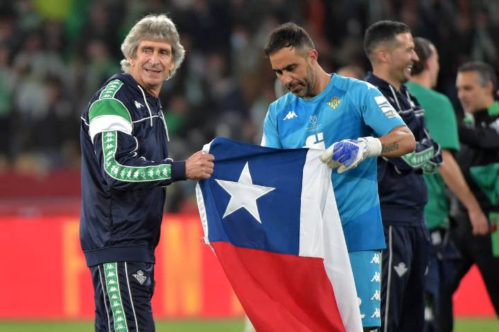La reacción de Claudio Bravo por la renovación de Manuel Pellegrini en Real Betis