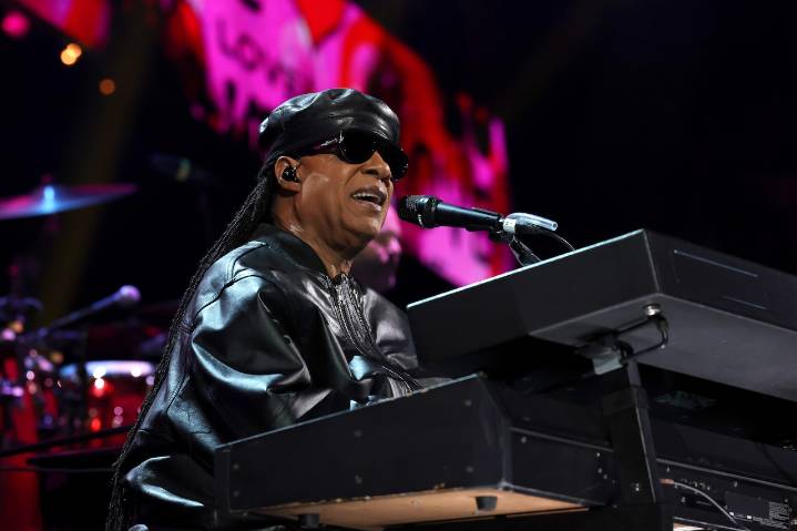 Music icon laid to rest, Stevie Wonder performs emotional farewell