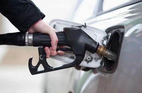 El Gobierno volvió a postergar parte del aumento del impuesto a los combustibles