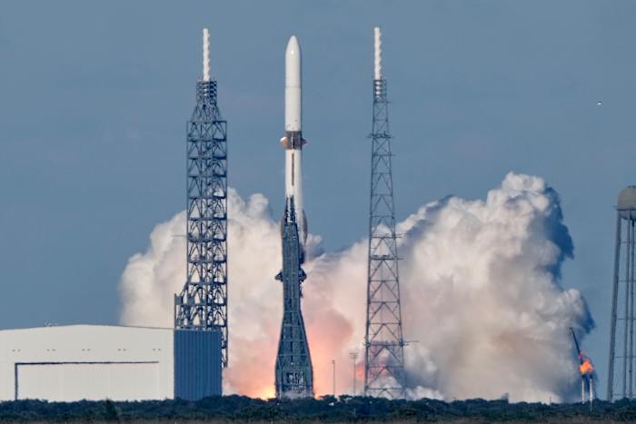 Blue Origin launches huge rocket carrying twin NASA spacecraft to Mars