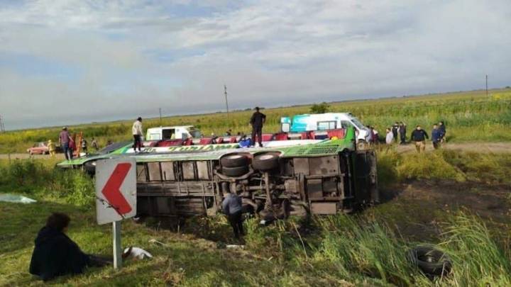 Un micro volcó en Ruta 2: hay dos muertos y varios pasajeros heridos