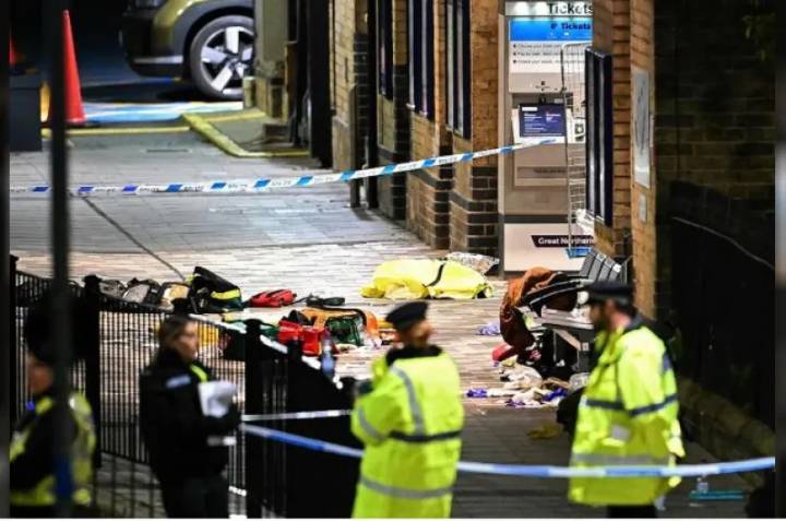 Pánico en un tren de Londres: dos hombres apuñalaron a una decena de personas