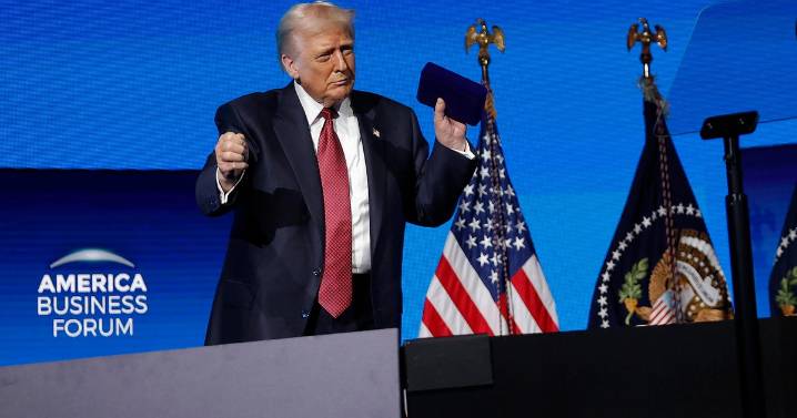 Trump touts economic record, blasts Democrats at Miami business forum