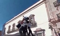 ¡AZOTARON! Policías se caen de patrulla durante desfile en Zacatecas