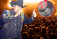 Julión Álvarez destruye iPhone 17 de fan en pleno concierto: VIDEO