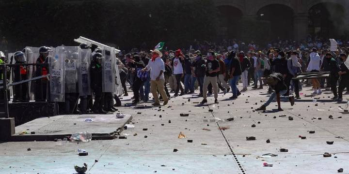 El noble gesto de algunos manifestantes de la marcha de la Gen Z al solidarizarse con policías tras agresiones