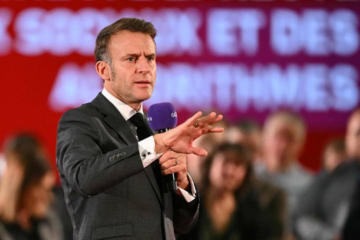 Macron crea un gran revuelo con su anuncio de prohibir los móviles en los institutos franceses