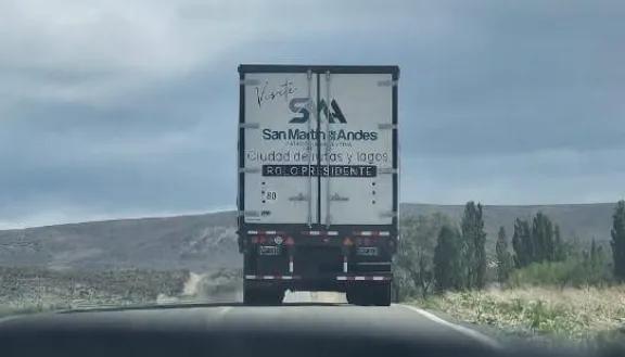 Un camión neuquino llamó la atención por llevar propaganda política para 2027