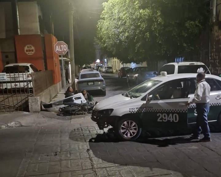 Taxi impactó a motociclista en Av. Amado Nervo y Terrazas