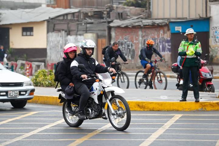 Policía Nacional supervisa el desplazamiento de motos lineales en Lima durante el estado de emergencia