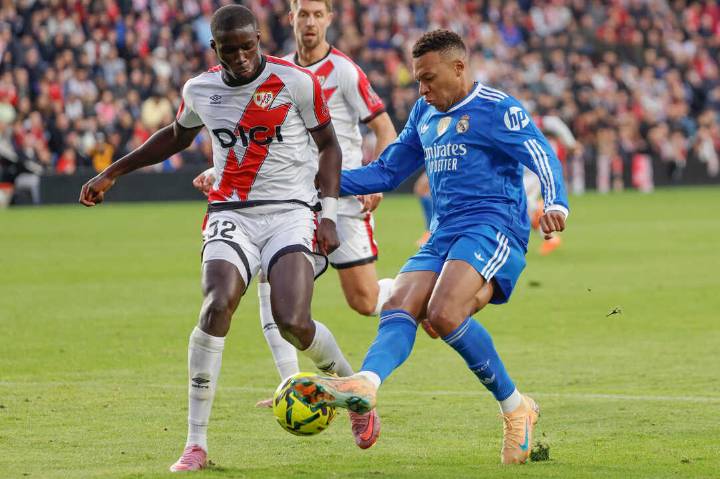 Batalla y el atrevimiento del Rayo frenan al líder