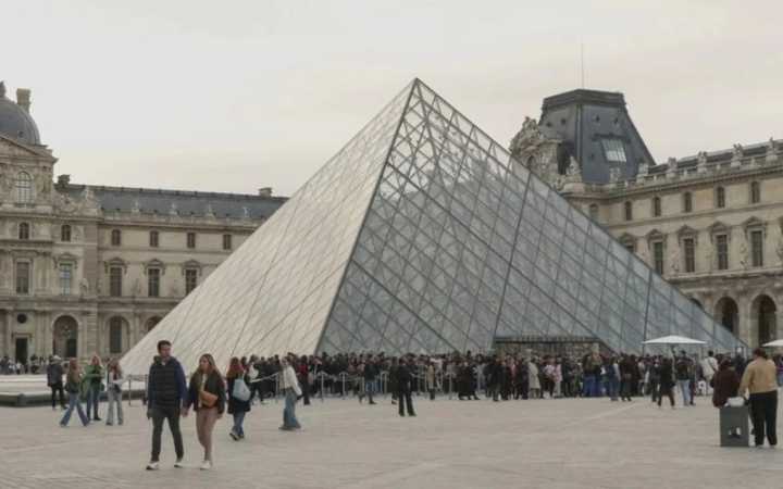 Louvre implementa nuevas medidas de seguridad tras el robo de joyas de la Corona francesa