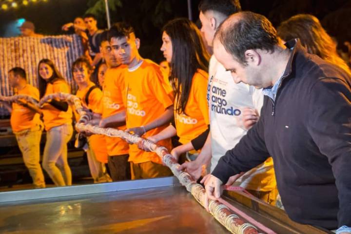 Receta centenaria. Elaboraron el salame más largo del mundo y tras el furor revelaron el secreto tal éxito