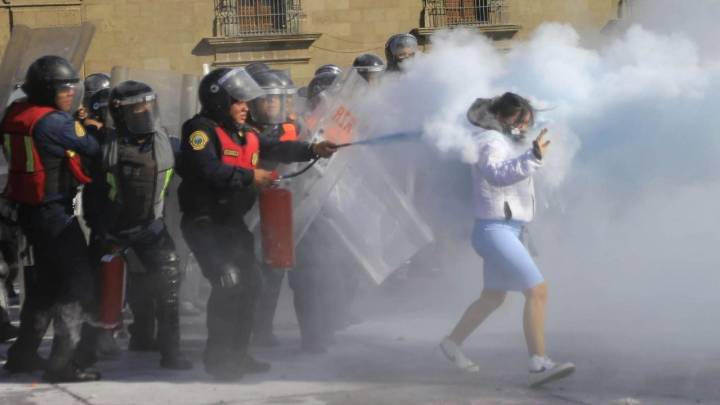 Gobierno de la CDMX responsabiliza a manifestantes de las lesiones de 80 personas y policías en la marcha