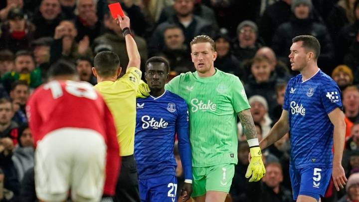 Idrissa Gana Gueye fue expulsado tras pegarle una cachetada a compañero del Everton ante Manchester United