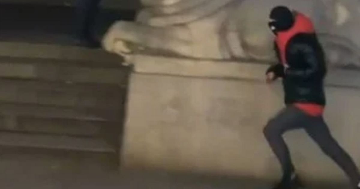 Winter Wonderland horror as youths seen wielding machetes in Nottingham city centre