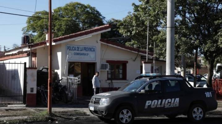 Un hombre fue acusado de amenazar de muerte e intentar atacar a su expareja con una silla: su hija la salvó