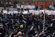 Protestan normalistas en Chilpancingo por uniformes y plazas