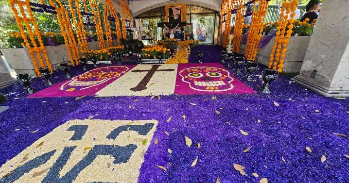 Fans mantienen la tradición de visitar la tumba de Vicente Fernández cada Día de Muertos