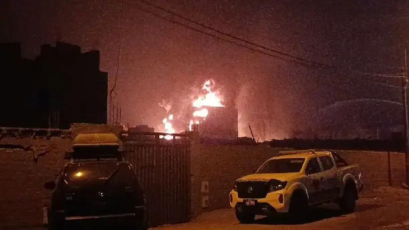 Alarma en Chosica: incendio de gran magnitud consumió planta de reciclaje de aceite y afectó un edificio aledaño